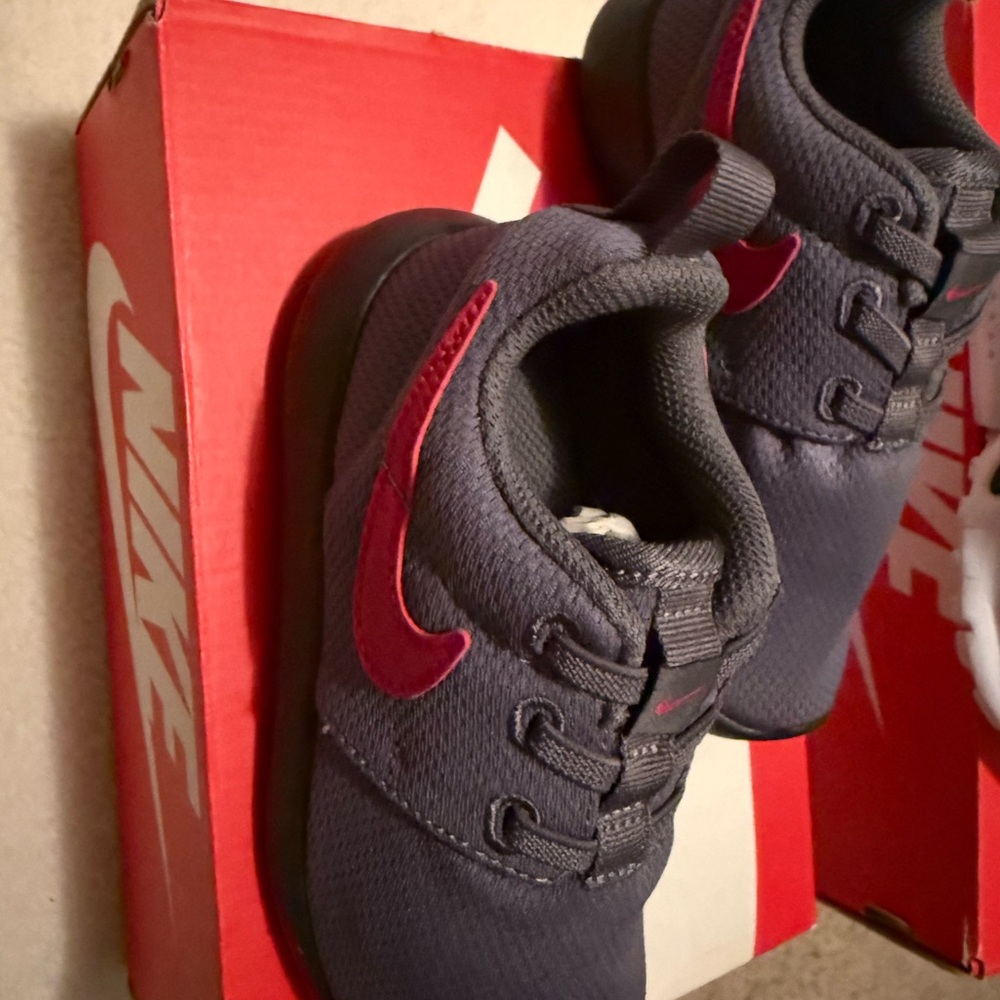 Nike Kids Shoes - Gray and Red